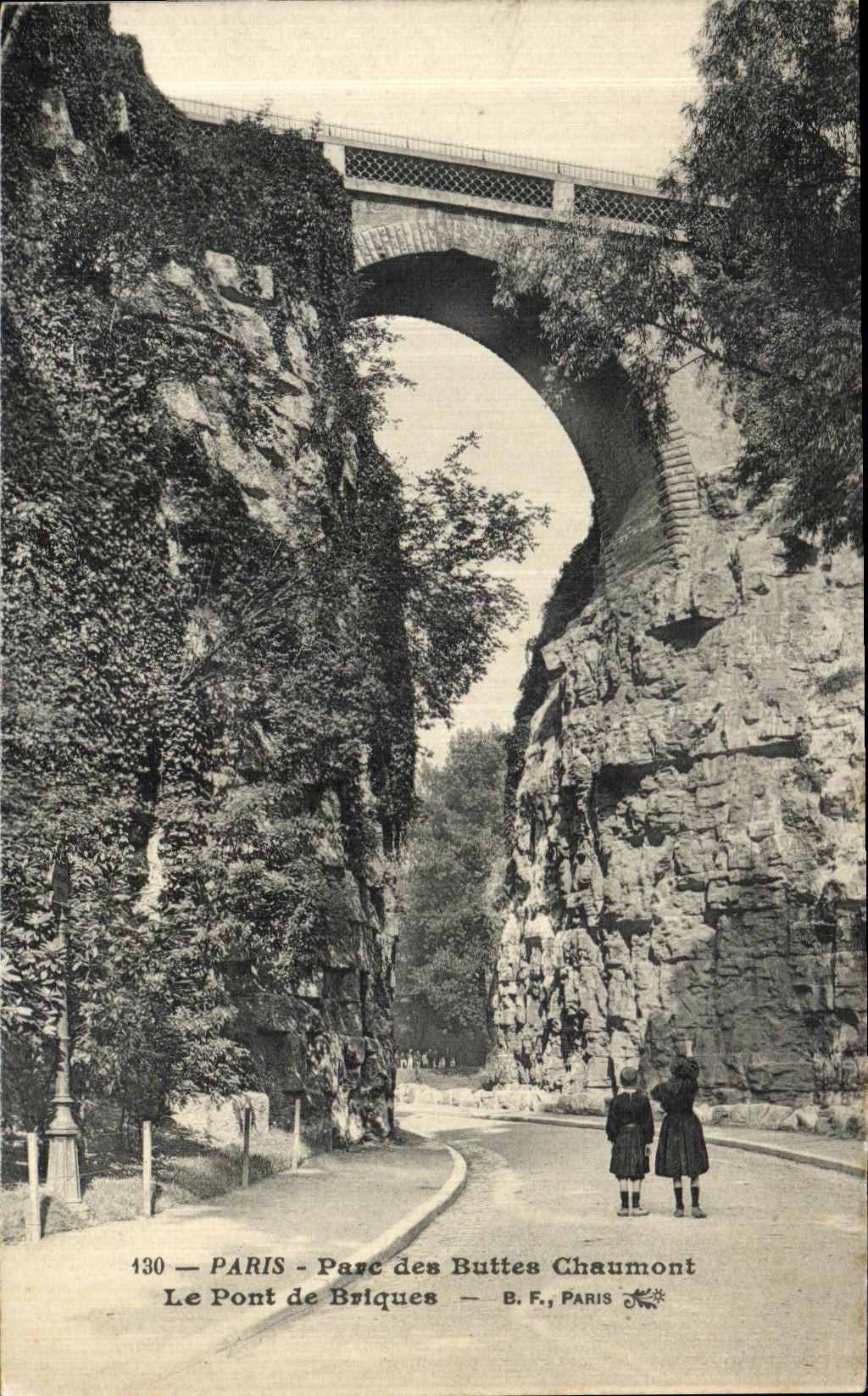 VINTAGE POSTCARD Paris Park of the Chaumont Hillocks the Brick Bridge
