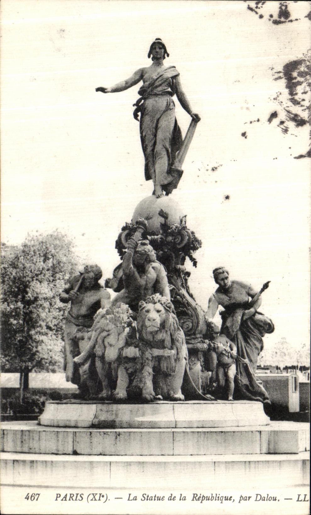 CPA Paris La Statue de la Republique par Dalou