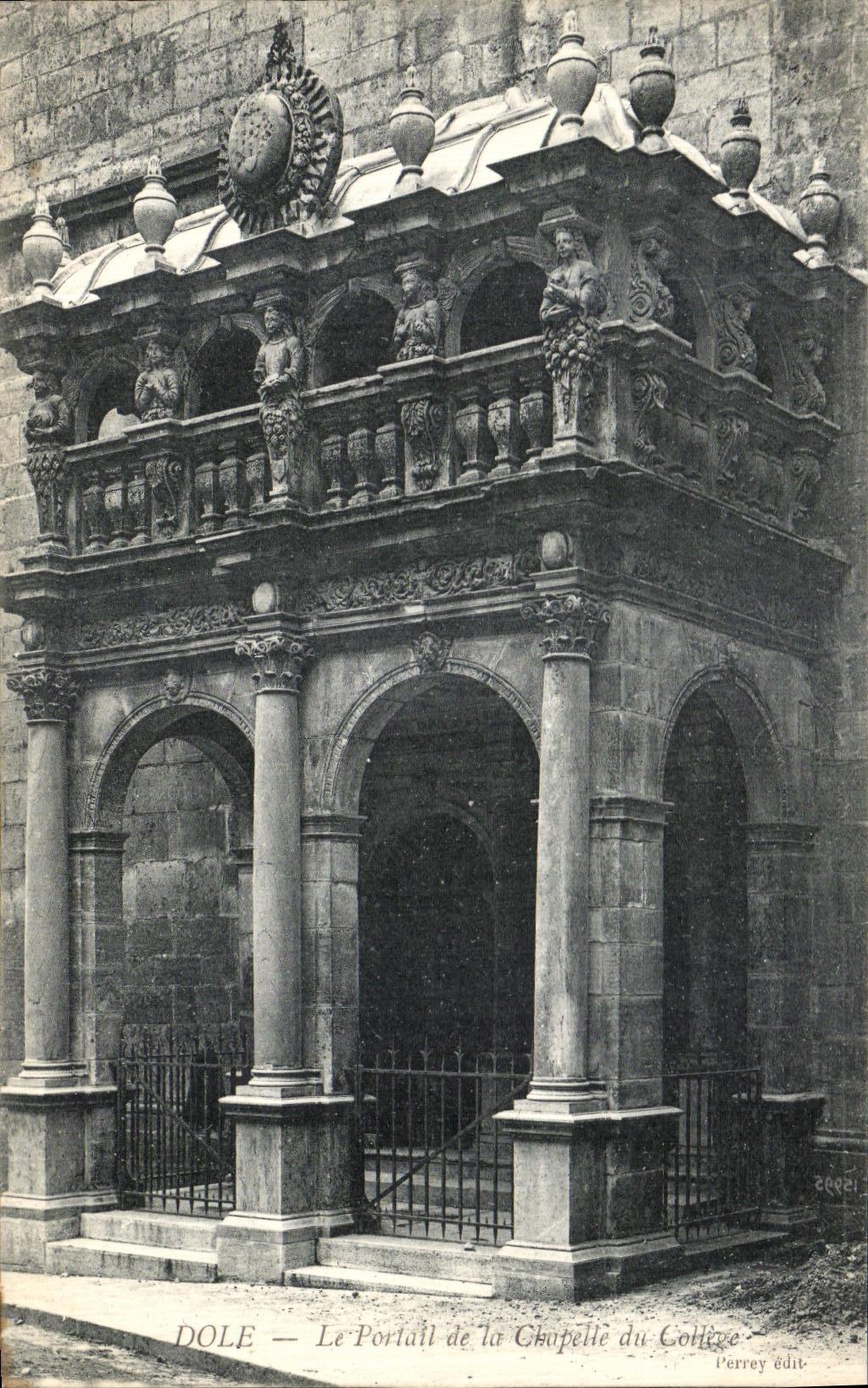 VINTAGE POSTCARD the Gate of the Vault of the College Pares