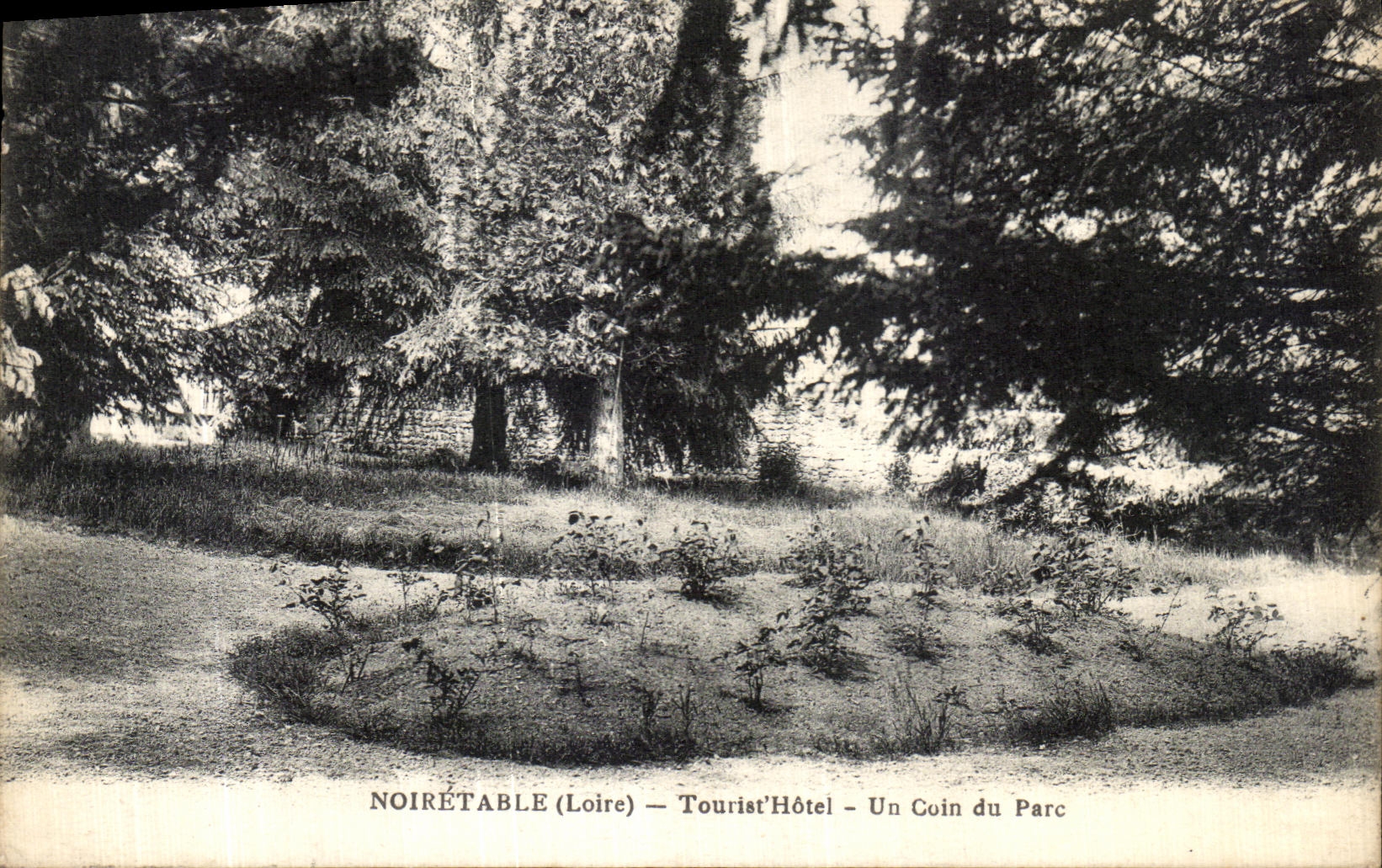 Hotel turistico de Noiretable de la POSTAL de la VENDIMIA una esquina del parque