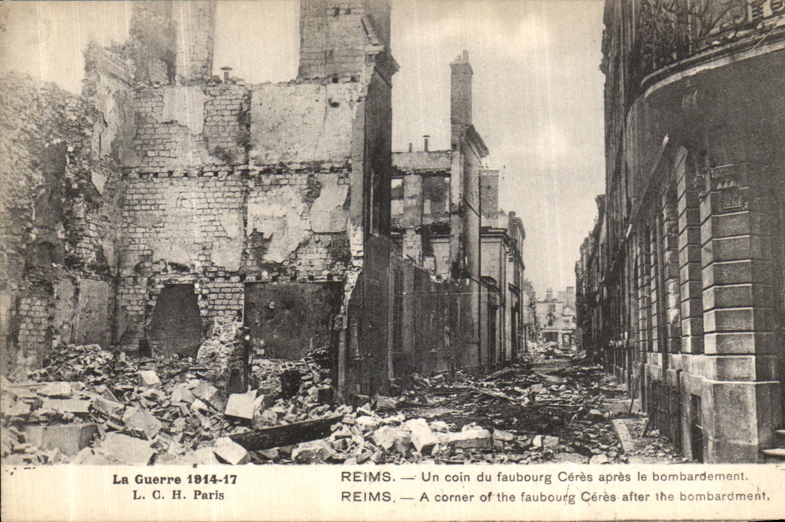 La POSTAL Reims de la VENDIMIA una esquina del Ceres suburbio despues del bombardeo de Militaria