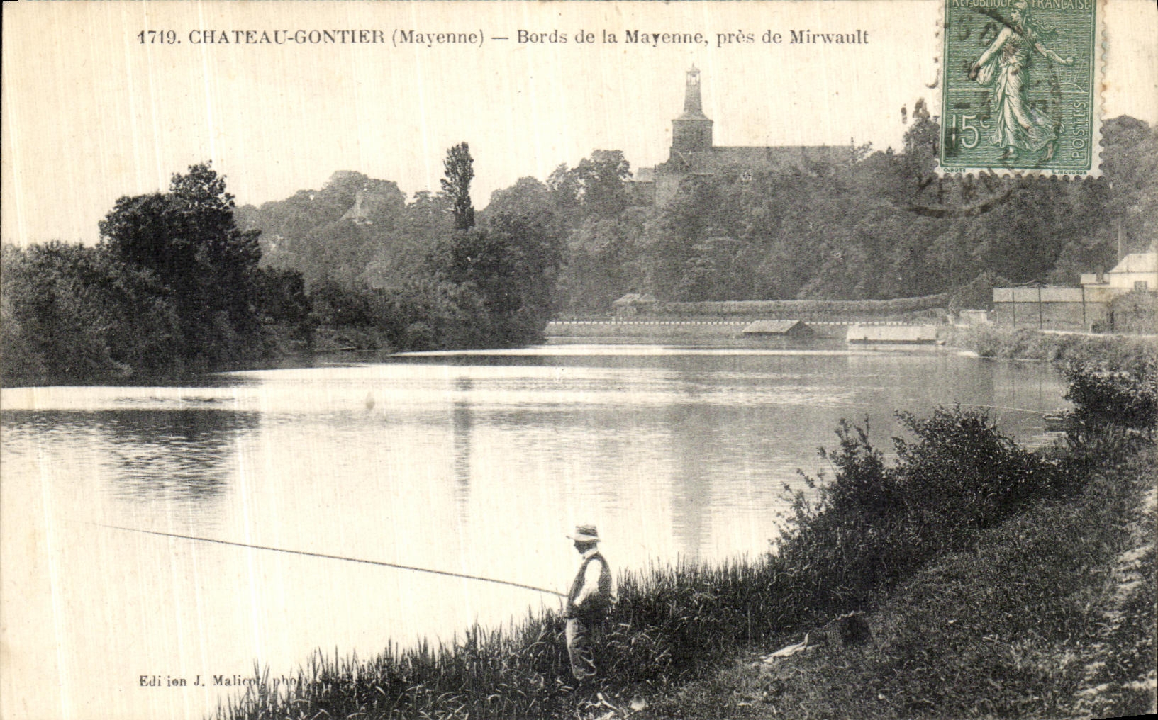 CPA Chateau Gontier Bords de la Mayenne Pecheur