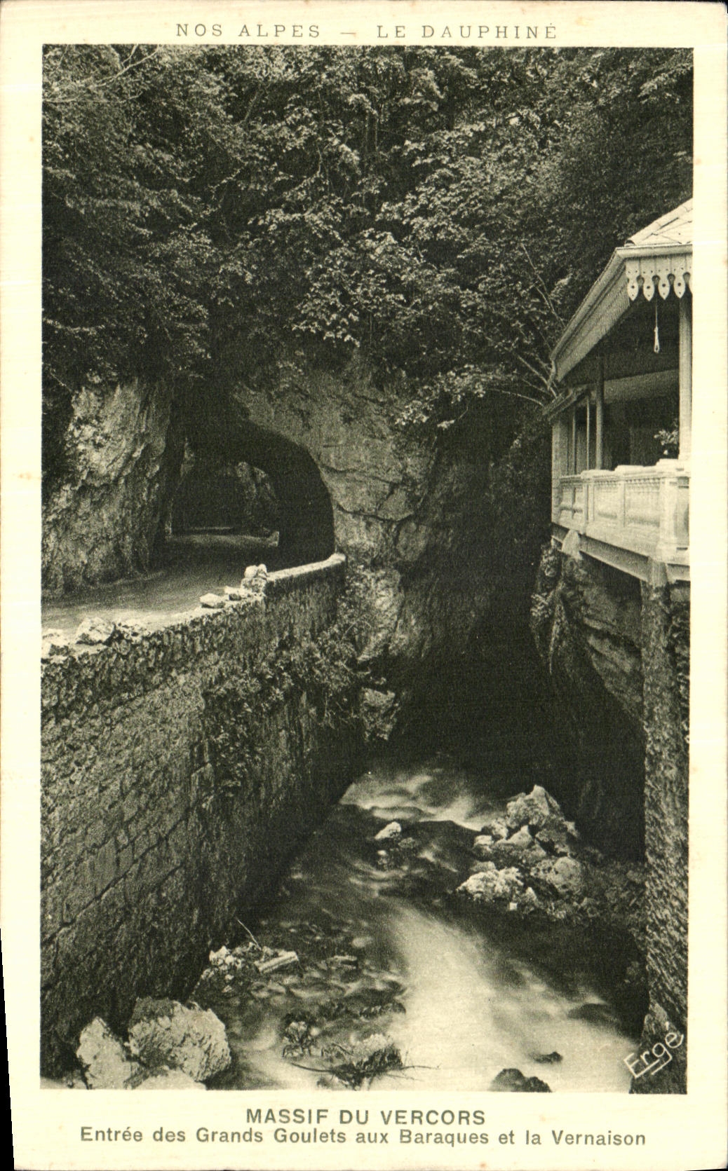 La POSTAL de la VENDIMIA masiva de Vercors entro de las grandes piezas estrechas a las chozas y al Vernaison