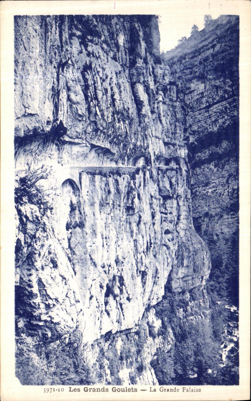 VINTAGE POSTCARD Great Narrow parts the Large Cliff