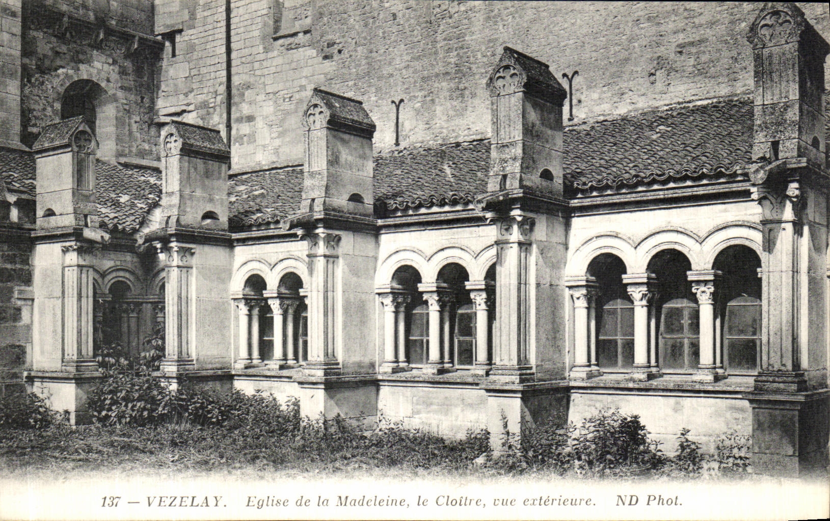 VINTAGE POSTCARD Vezelay slips of the Madeleine the Cloister seen external