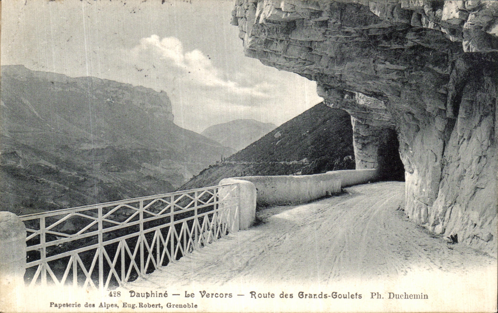 Camino grande de Vercors de la POSTAL de la VENDIMIA de las grandes piezas estrechas