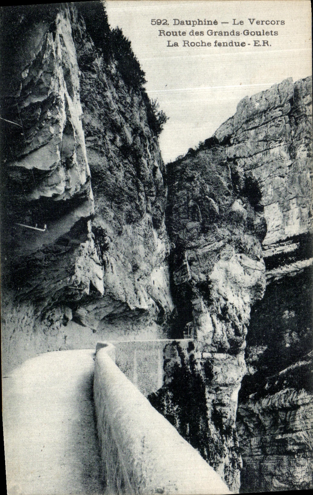 El camino de Dauphine Vercors de la POSTAL de la VENDIMIA del gran estrecho parte la roca de la fractura