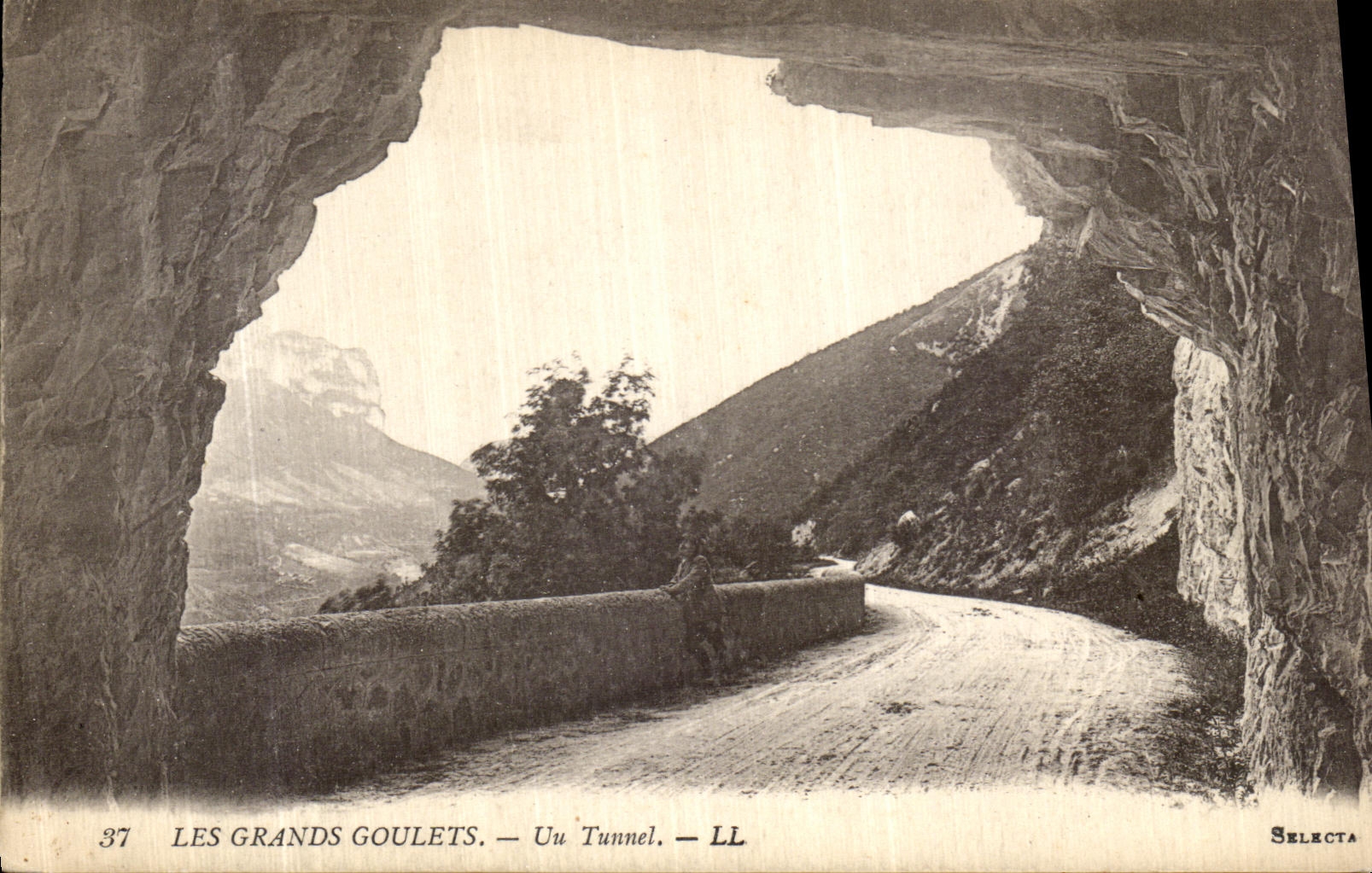 VINTAGE POSTCARD Large Narrow parts a Tunnel