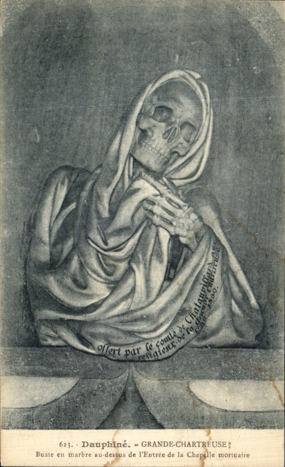 El busto chartreuse grande de Dauphine de la POSTAL de la VENDIMIA fuera del marmol con la tapa de L entro de la camara acorazada fúnebre