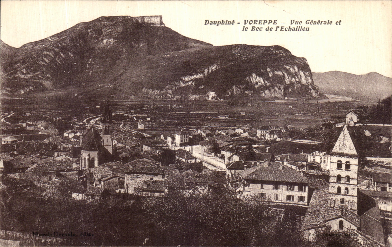 CPA Dauphine Voreppe Vue Generale et le Bec de l Echaillon