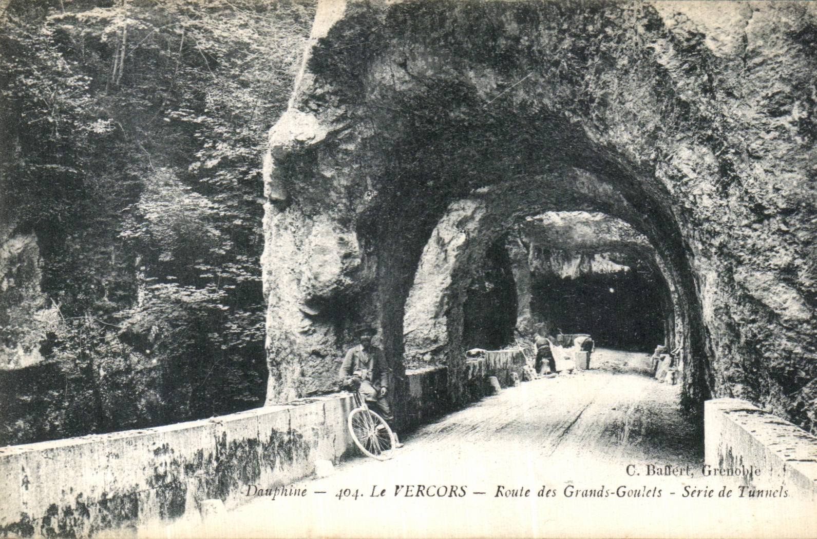 El camino de Dauphine Vercors de la POSTAL de la VENDIMIA del gran estrecho parte la serie de túneles