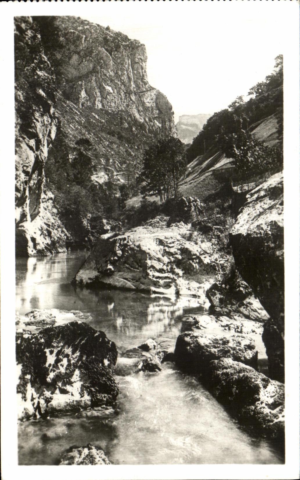 VINTAGE POSTCARD Pont In Royans the Edges of Bournes has Pont in Royans