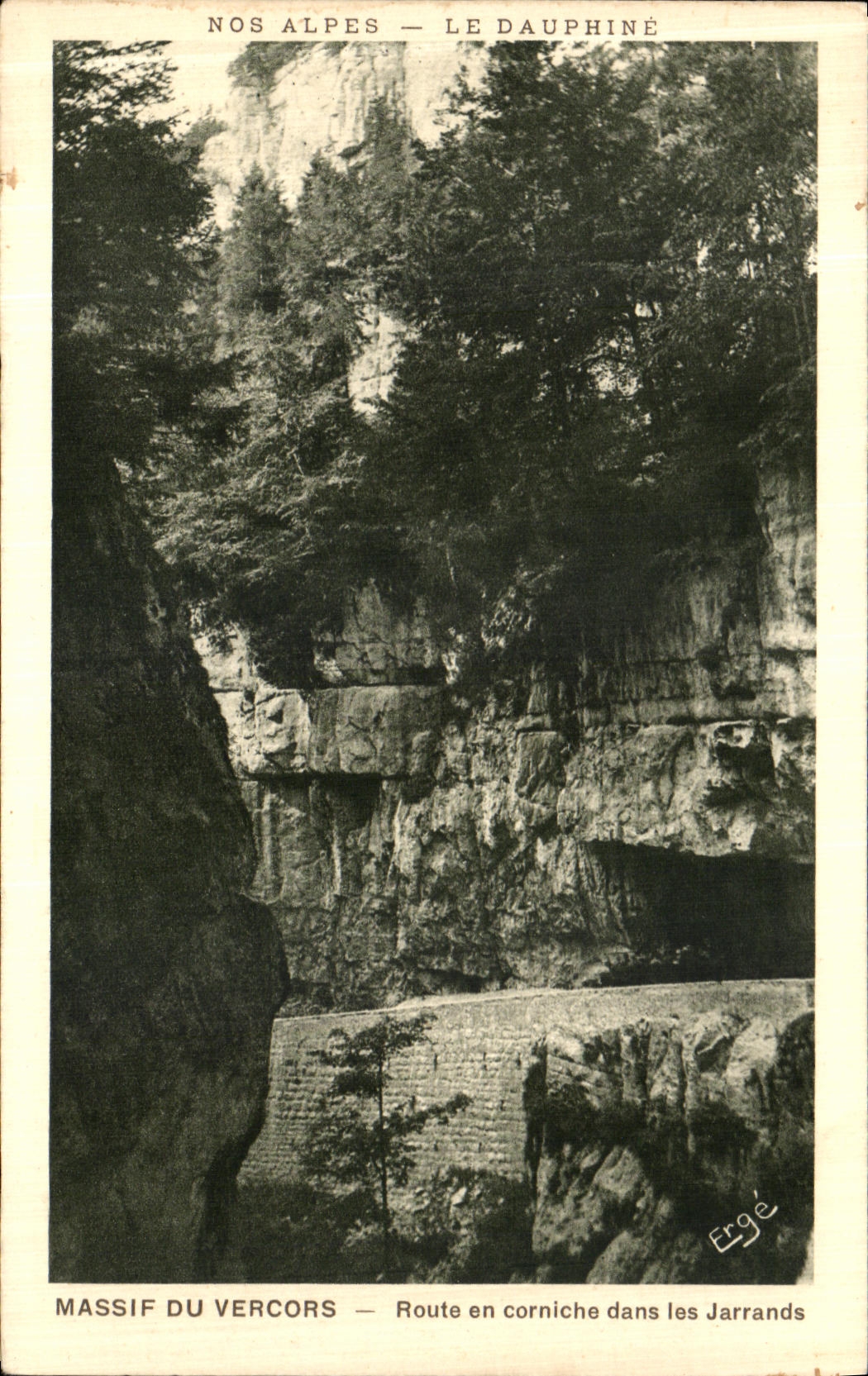 POSTAL de la VENDIMIA masiva del acantilado del camino de Vercors en Jarrands