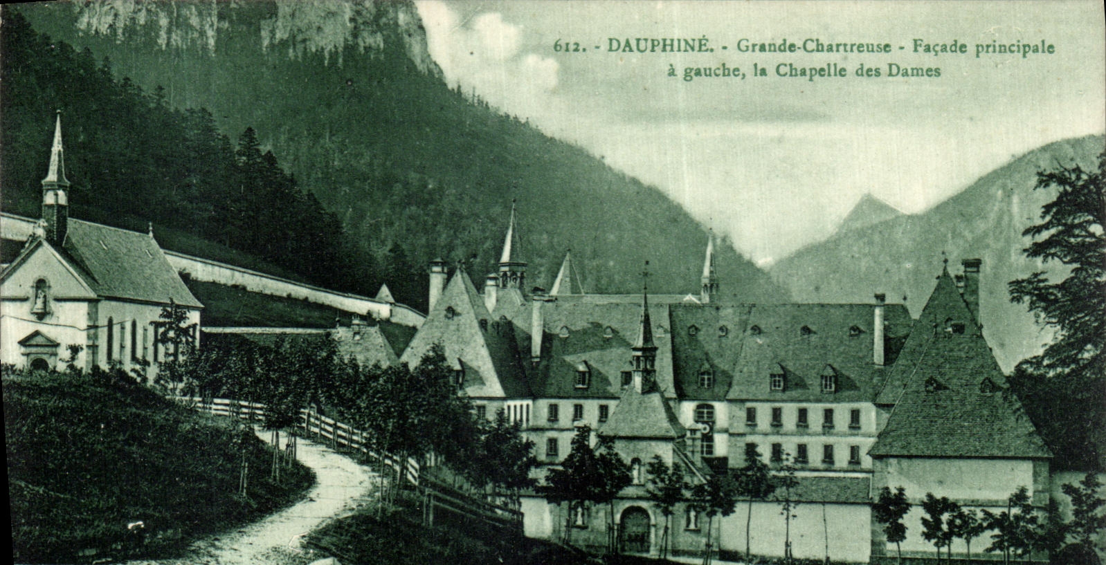Ataque frontal chartreuse grande de Dauphine de la POSTAL de la VENDIMIA el principal en la camara acorazada izquierda de las senoras