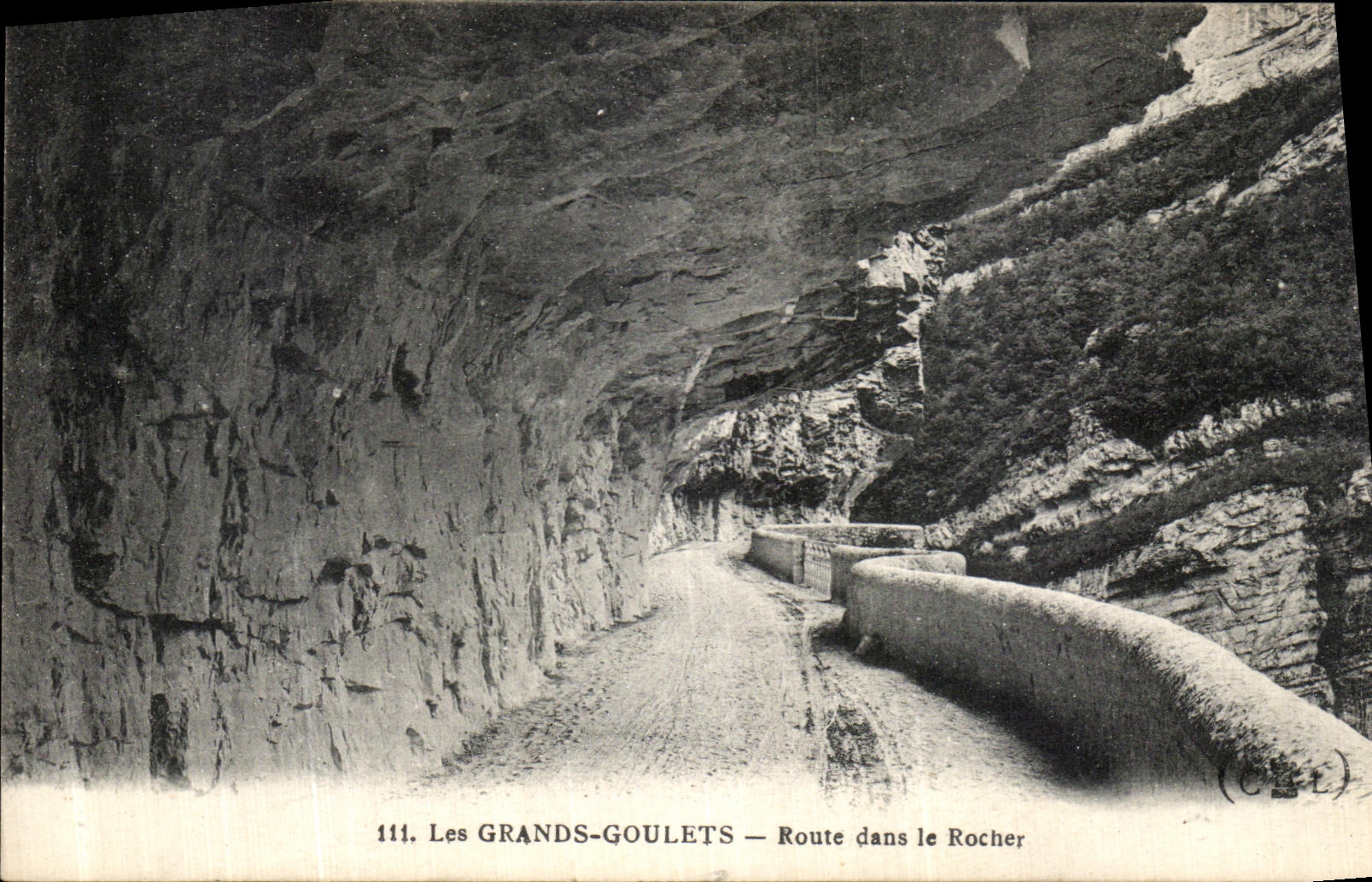 VINTAGE POSTCARD Large the Narrow parts Road in the Rock