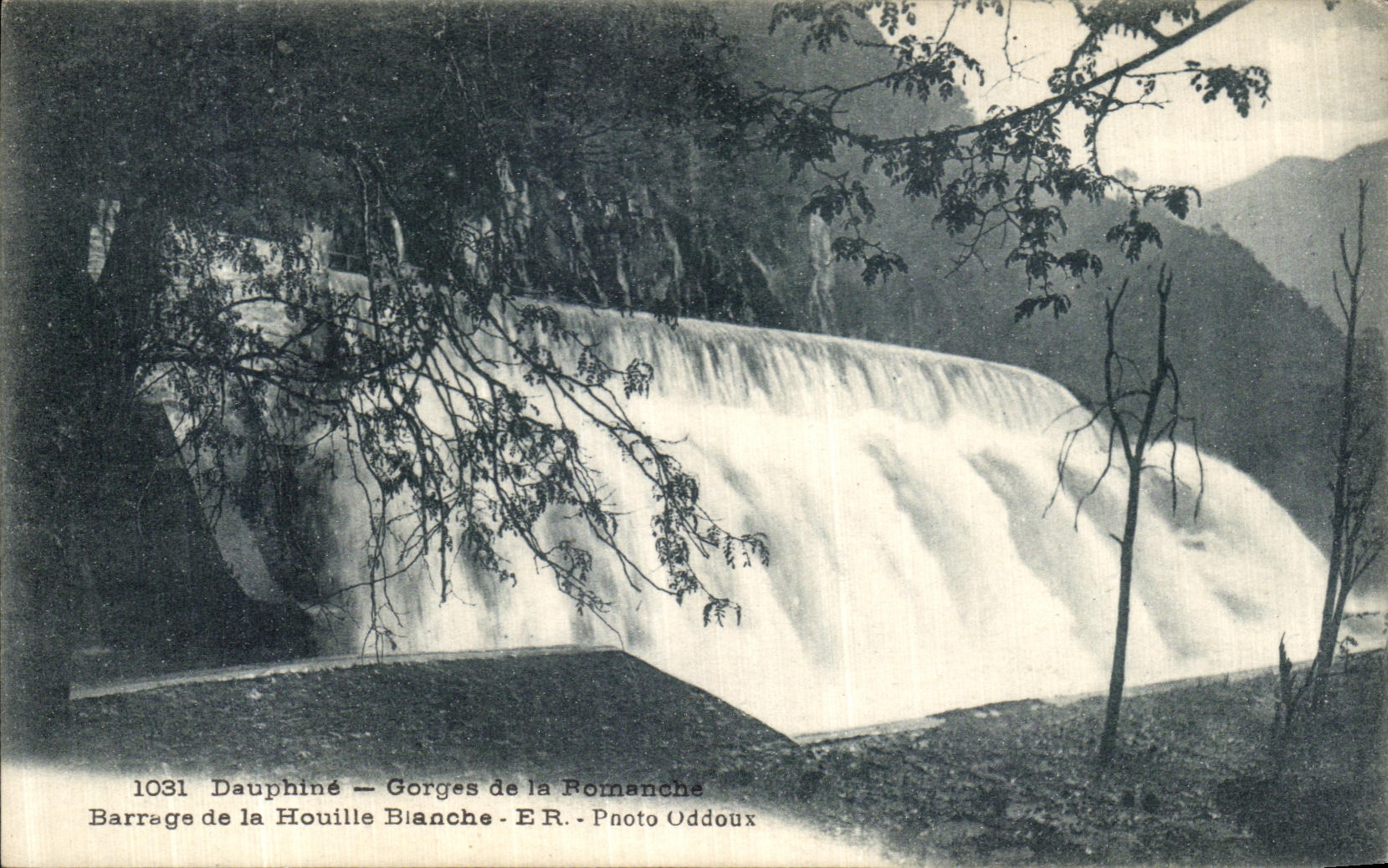 VINTAGE POSTCARD Dauphine Falls of Romanche Stopping of the Hydro electric power