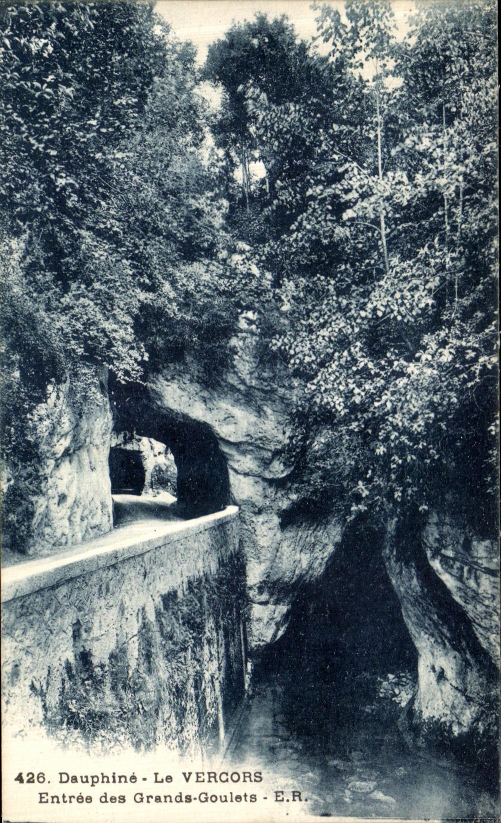La POSTAL Dauphine Vercors de la VENDIMIA entro de las grandes piezas estrechas