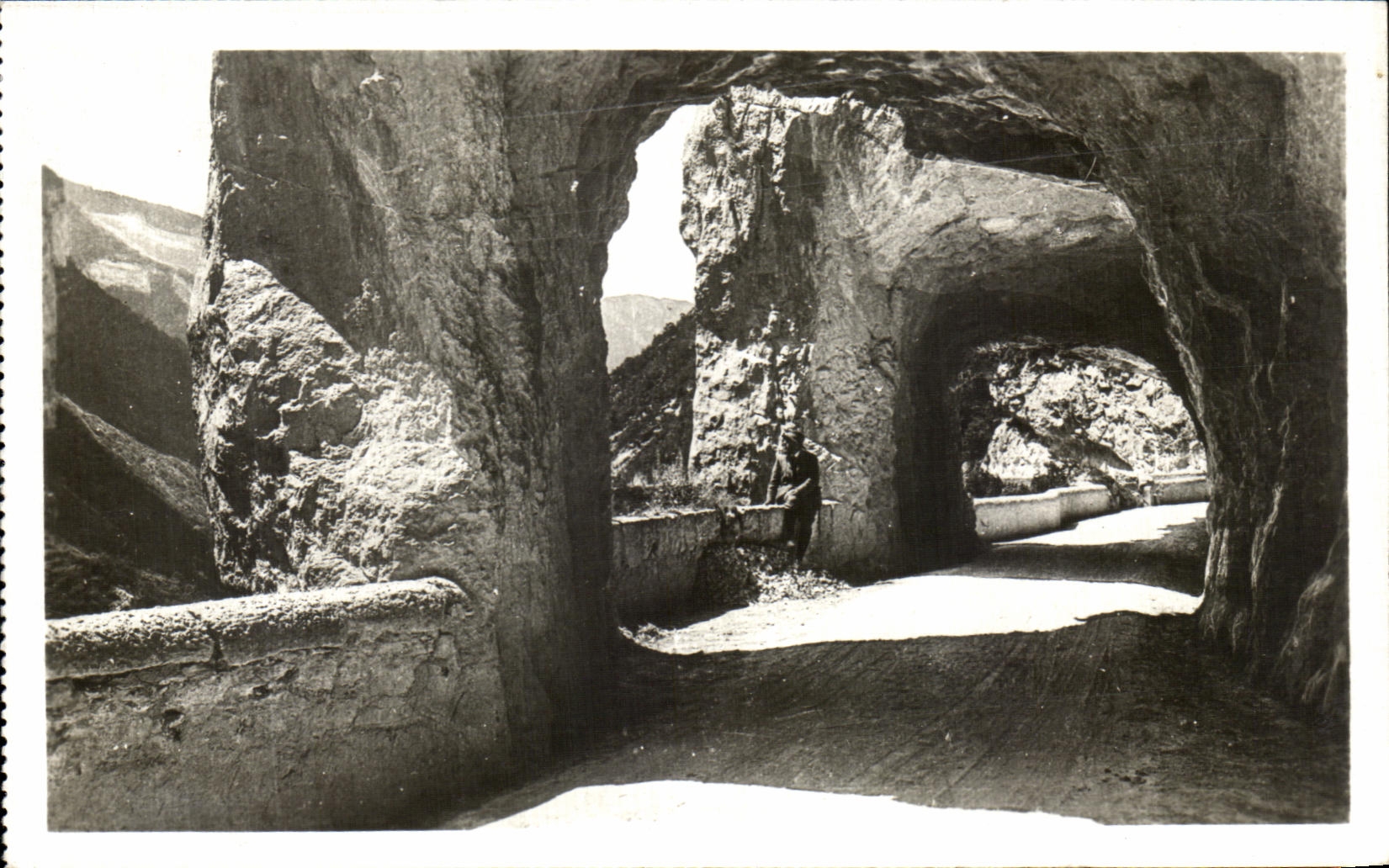 VINTAGE POSTCARD Great Narrow parts a Tunnel