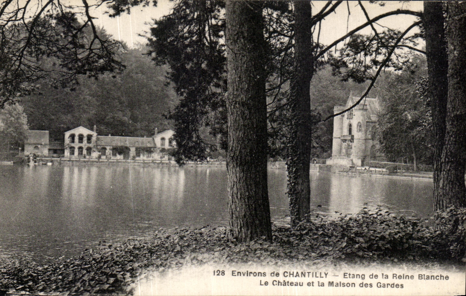 VINTAGE POSTCARD Surroundings of Chantilly Pond of the White Queen the Castle of the House of the Guards