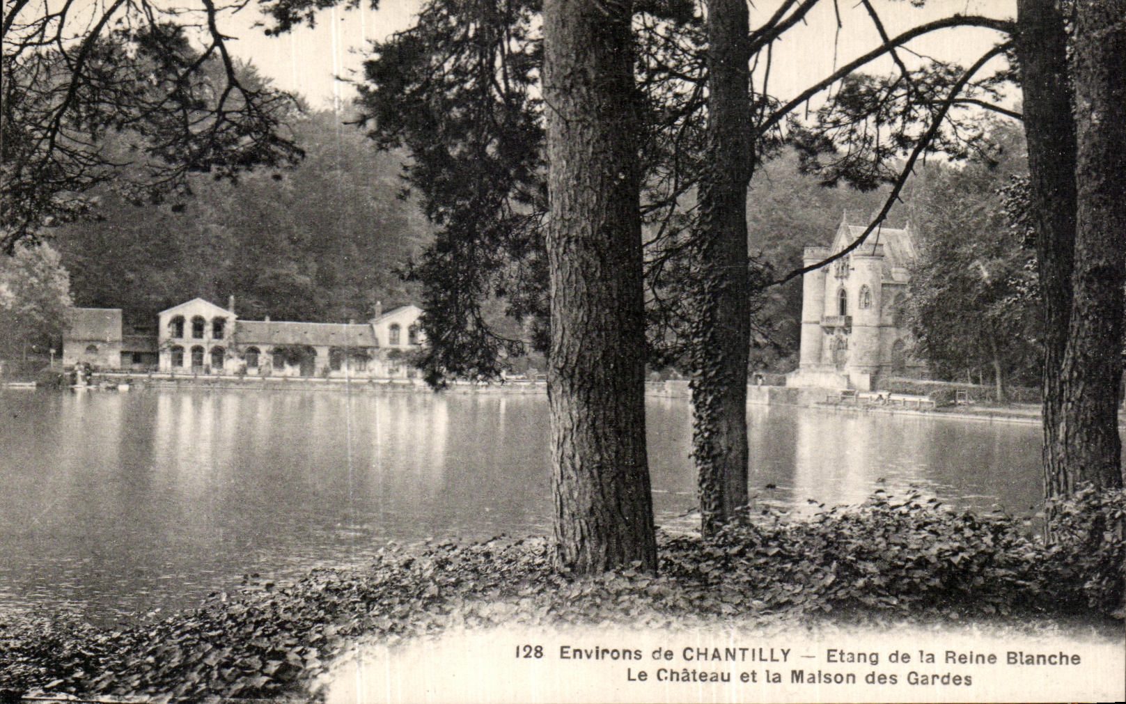 CPA Chantilly Etang de la Reine Blanche Le Chateau et la Maison des Gardes