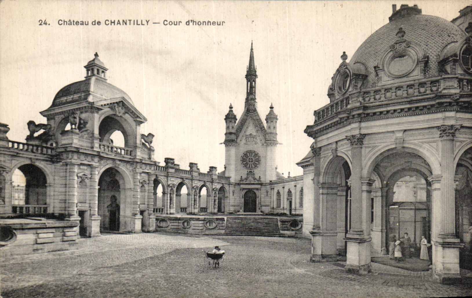 VINTAGE POSTCARD Castle Of Chantilly Court D Honor