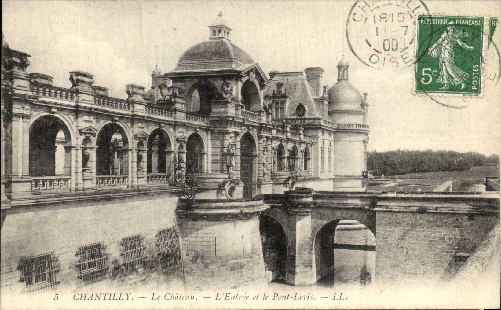 VINTAGE POSTCARD Chantilly the Castle L entered and the bridge levis