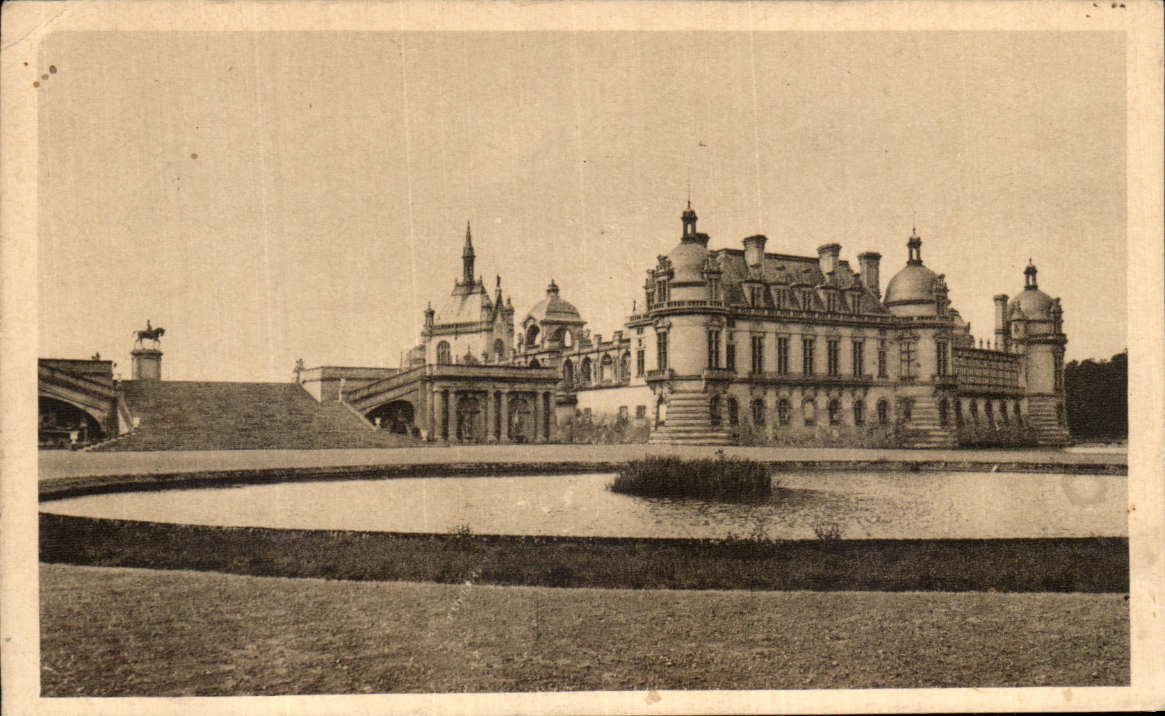 VINTAGE POSTCARD Castle of Chantilly Seen from of the floor