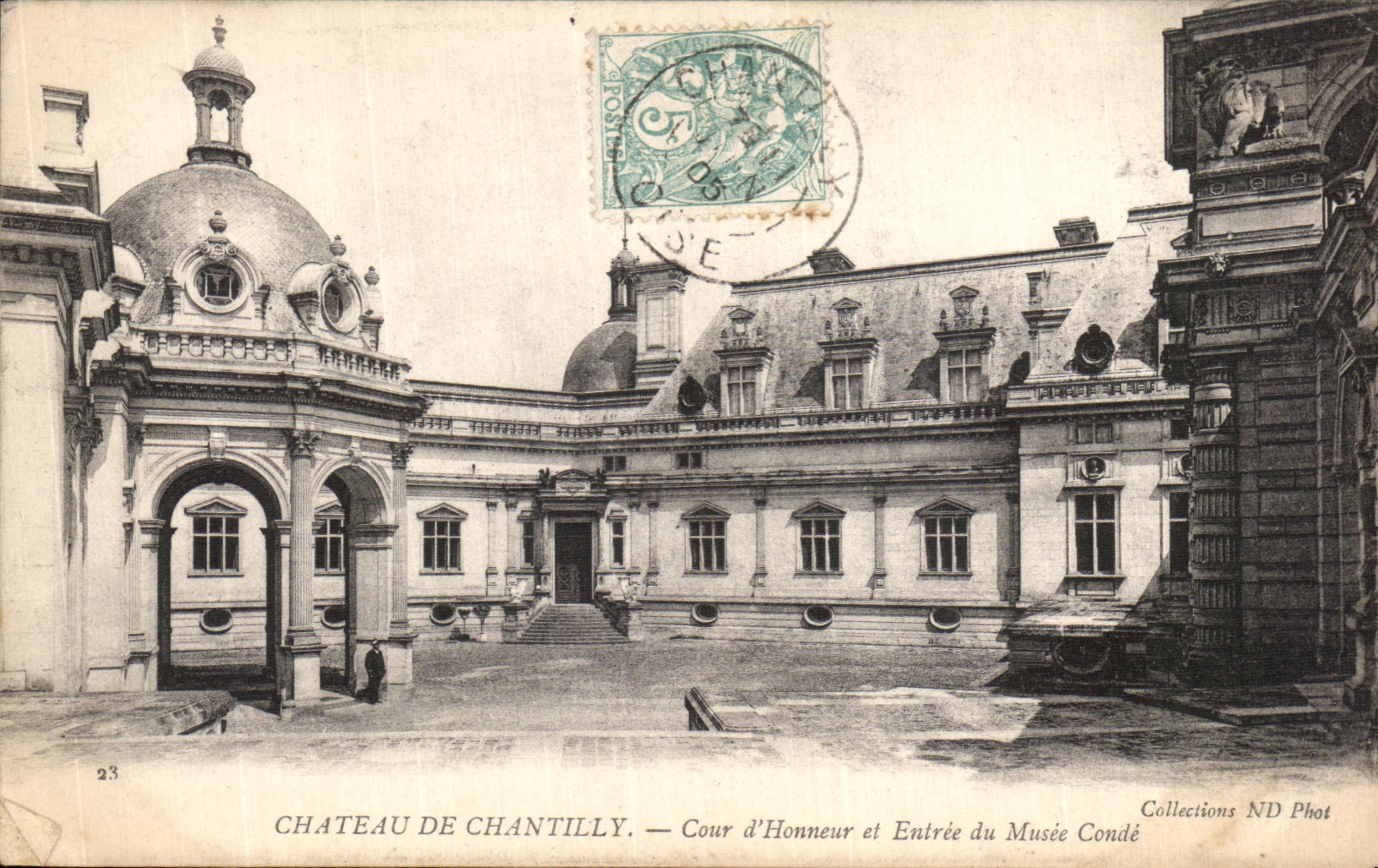 CPA Chateau de Chantilly Cour d Honneuret entree du msee Conde