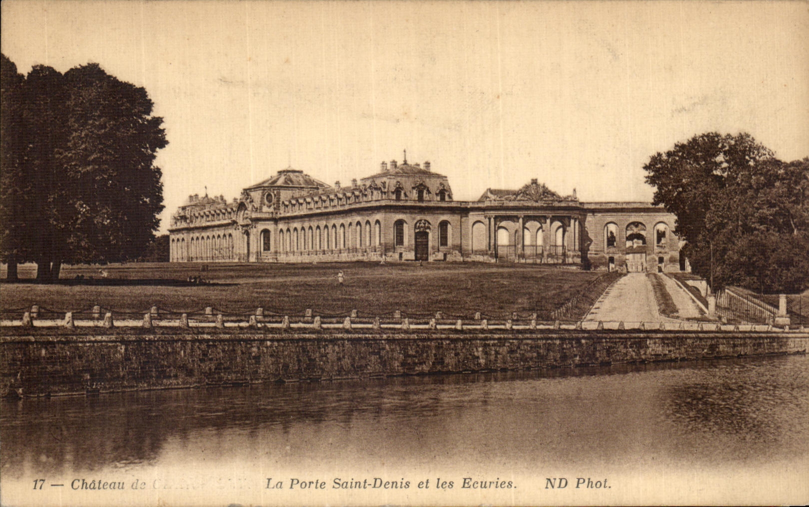 CPA La Porte Saint Denis et les ecuries Chateau de Chantilly