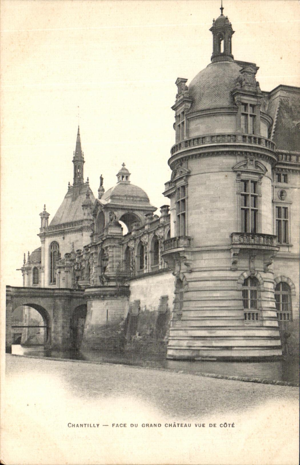 VINTAGE POSTCARD Chantilly Face Of the Large castle ve of dimension