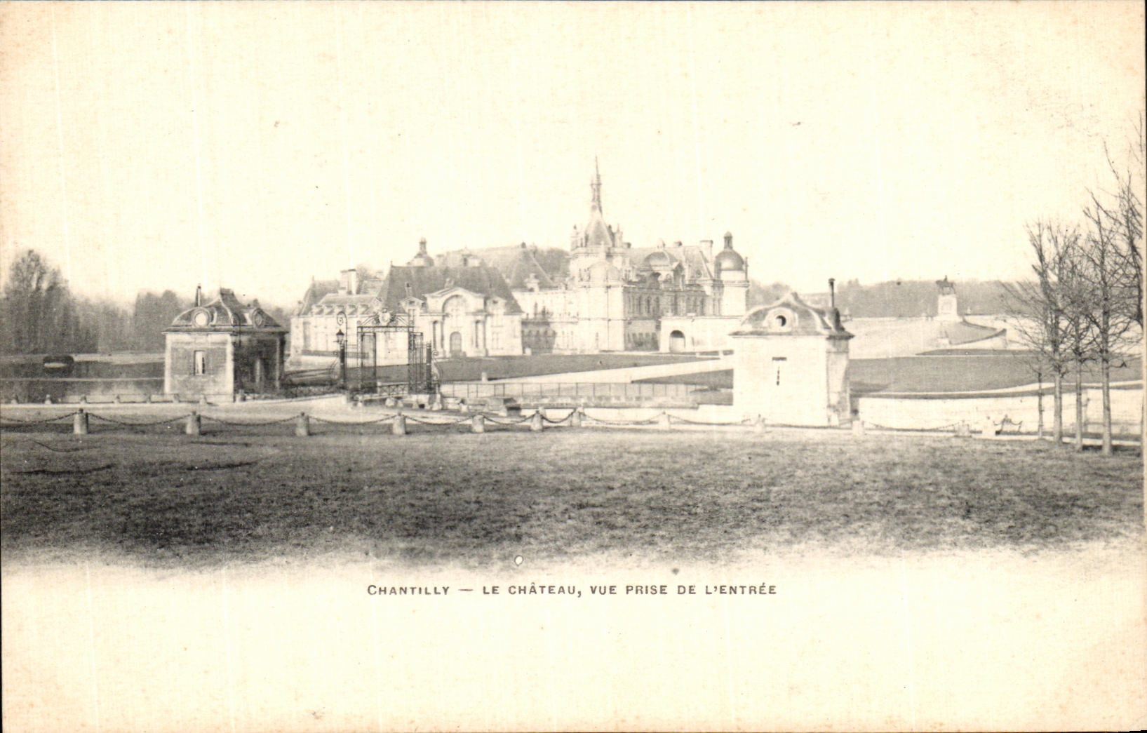 VINTAGE POSTCARD Chantilly the Castle Seen from of L entered