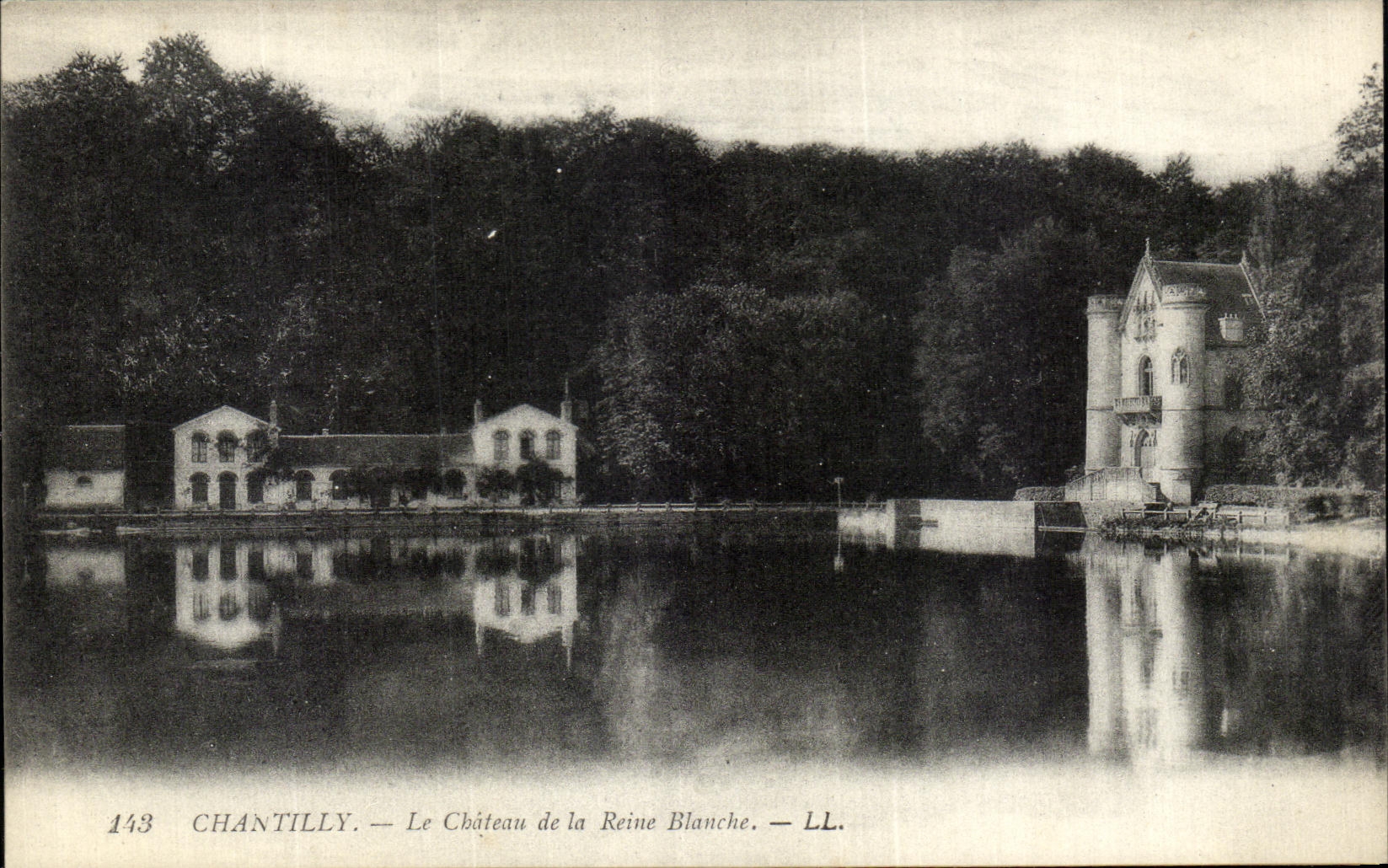 CPA Chantilly Le Chateau de la Reine Blanche