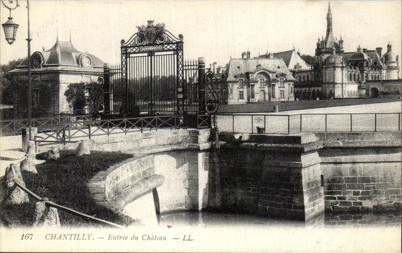 VINTAGE POSTCARD Chantilly Entered of the Castle