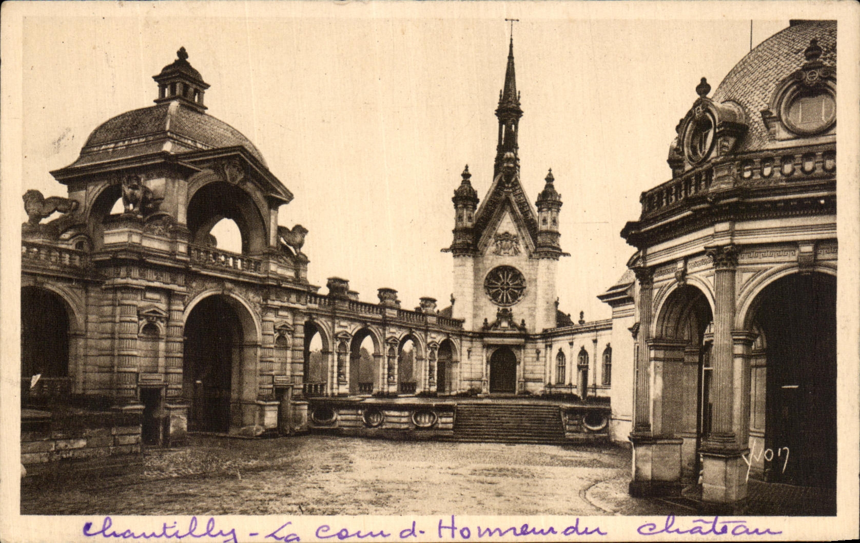 CPA Chantilly Le Chateau La cour d honneur