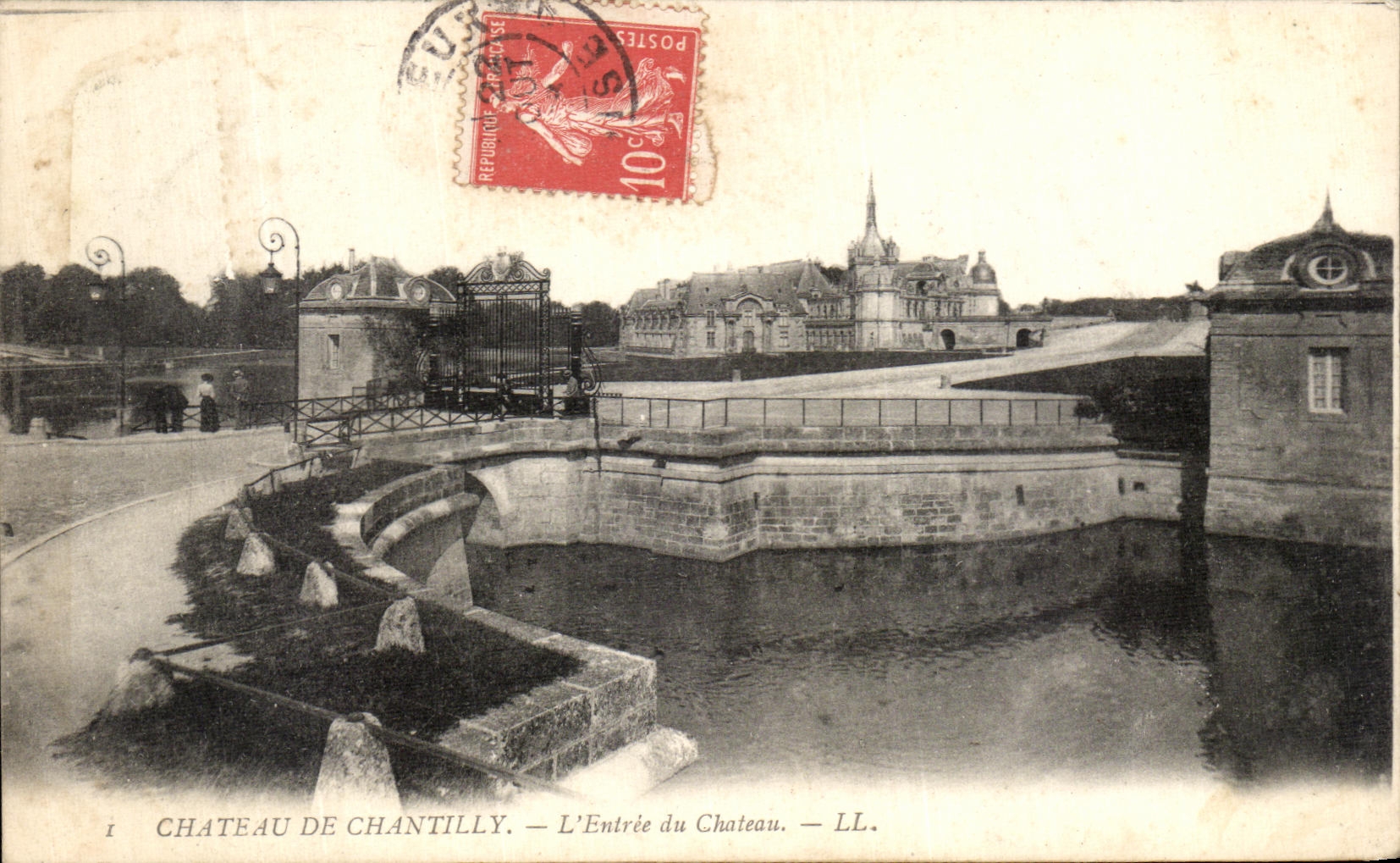 VINTAGE POSTCARD Castle of Chantilly L Entered of the Castle