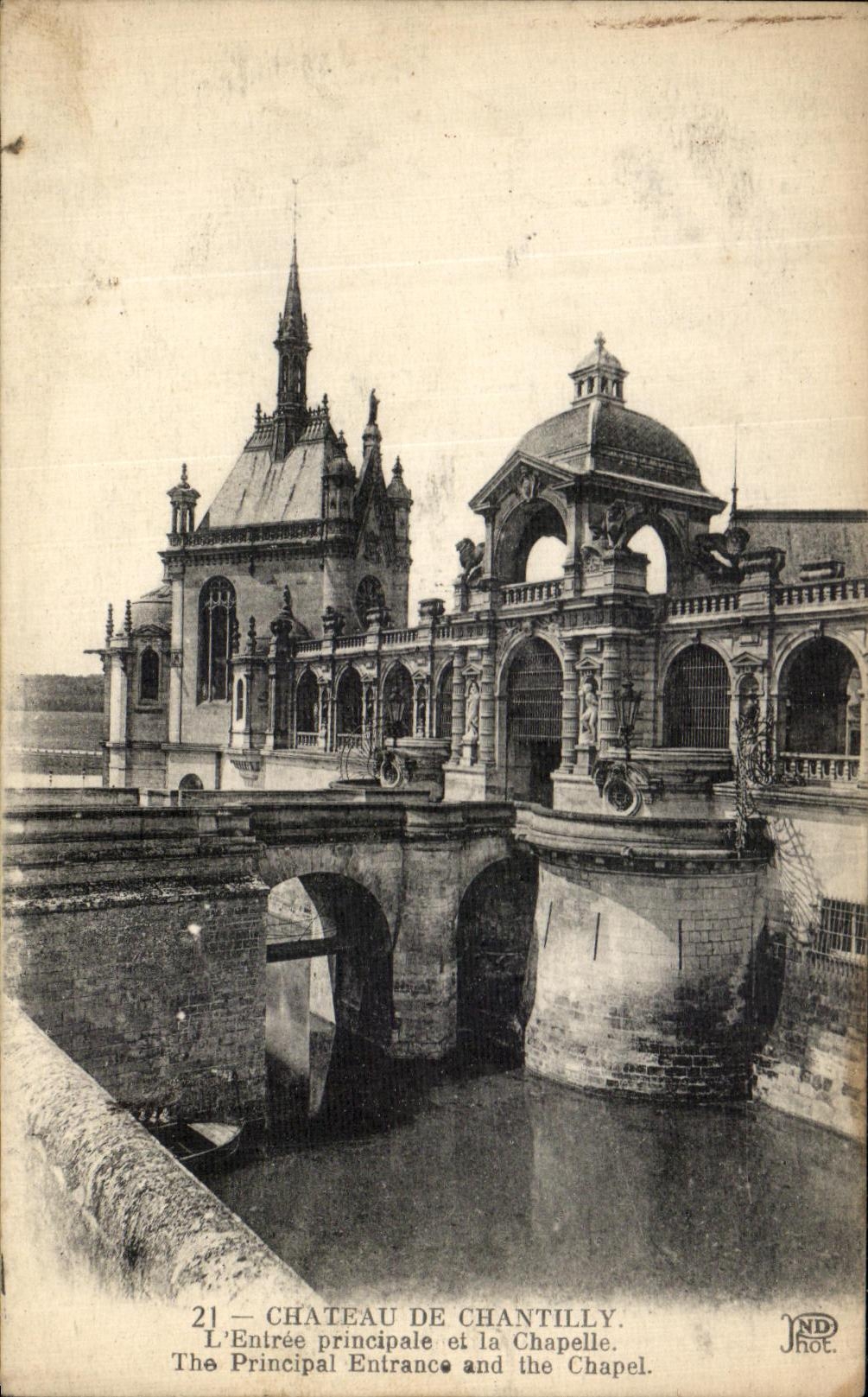 CPA Chateau de Chantilly L Entree Principale et la chapelle