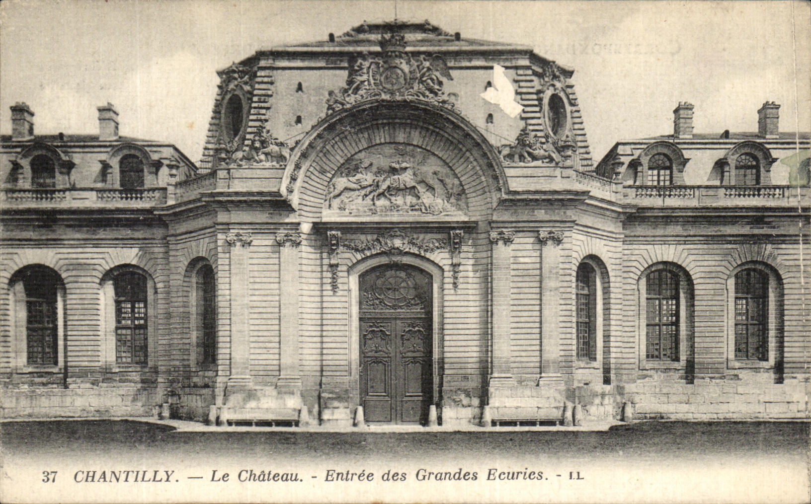 VINTAGE POSTCARD Chantilly the Castle Entered of the stables