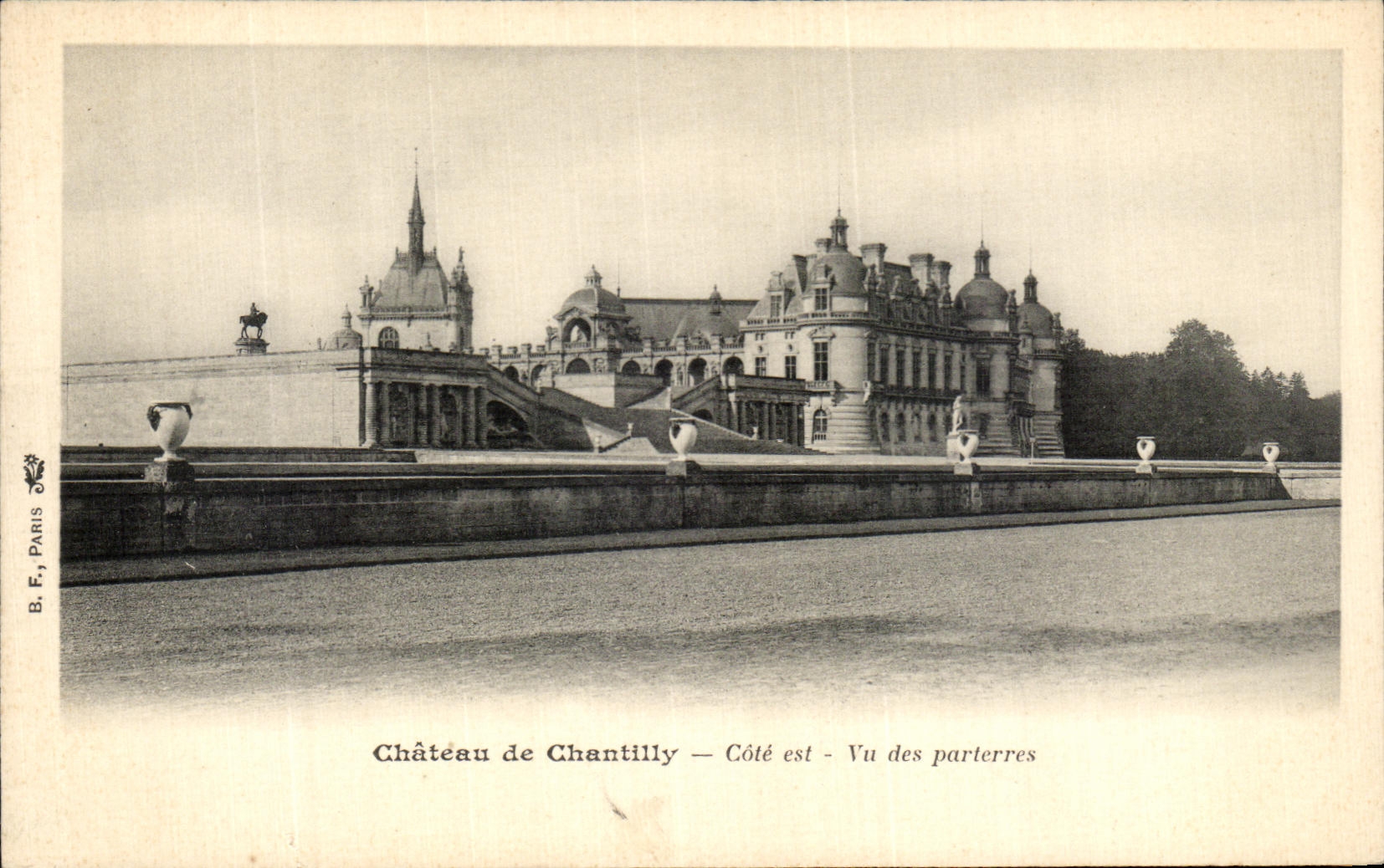 CPA Chateau de Chantilly Cote est Vu des parterres