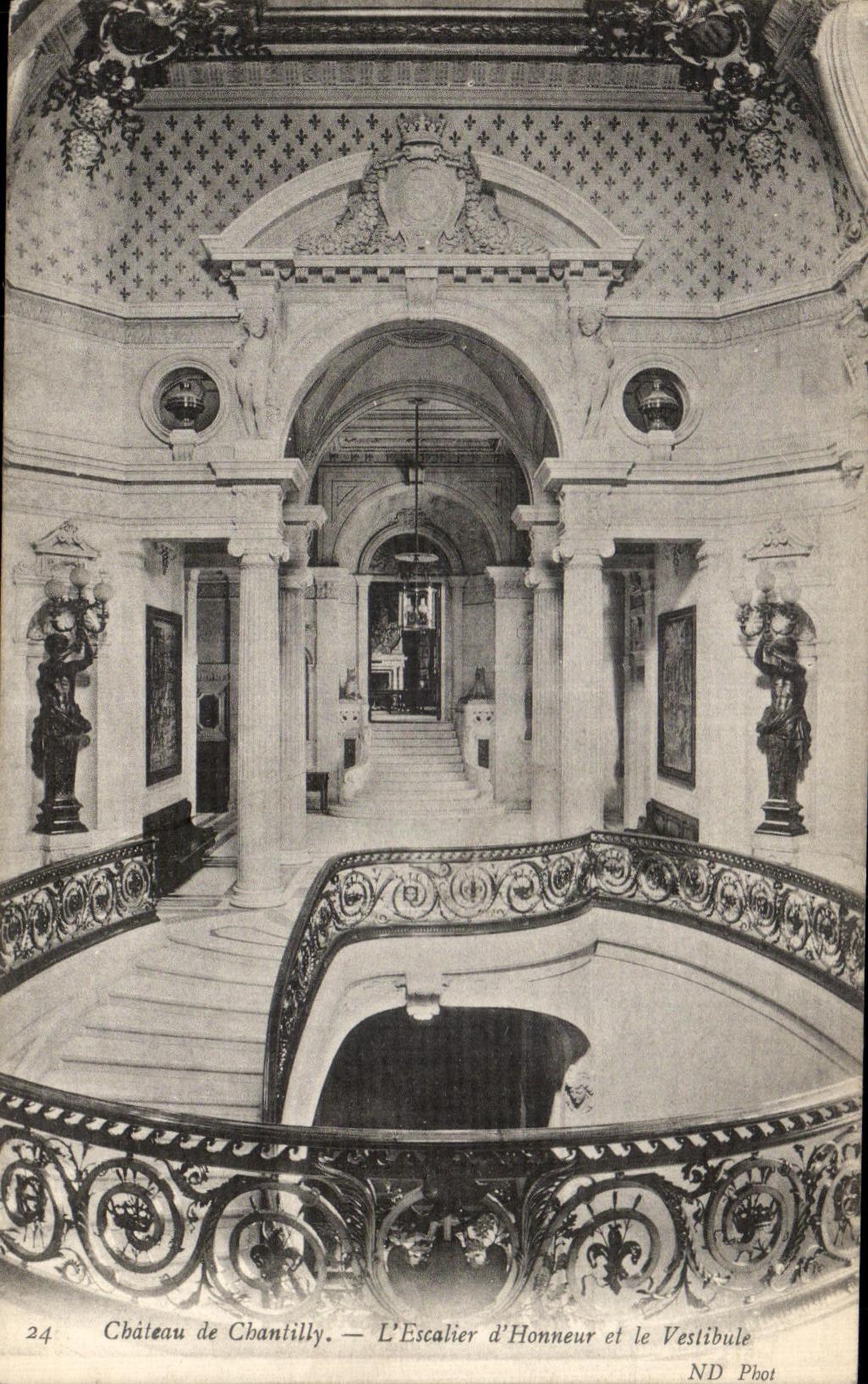 VINTAGE POSTCARD Castle of Chantilly L Staircase D honor and the hall