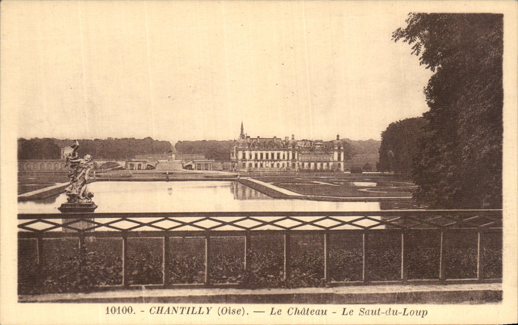 VINTAGE POSTCARD Chantilly the Castle the jump of the wolf