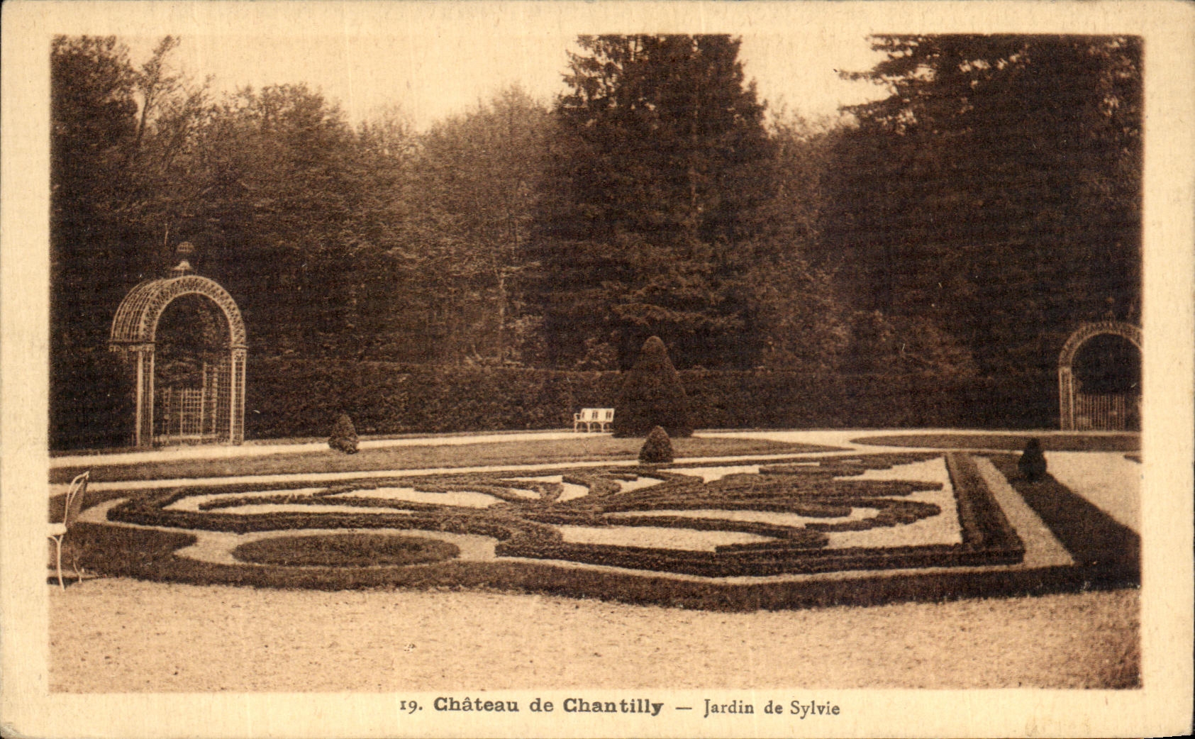 VINTAGE POSTCARD Chantilly the Castle Garden of Sylvle