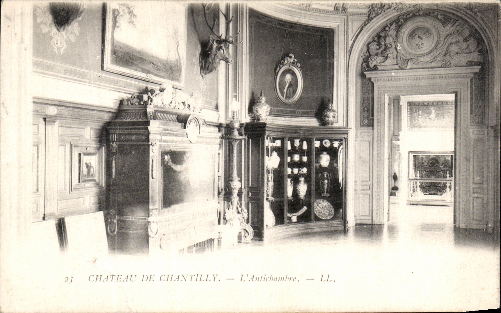 VINTAGE POSTCARD Castle of Chantilly L Anteroom