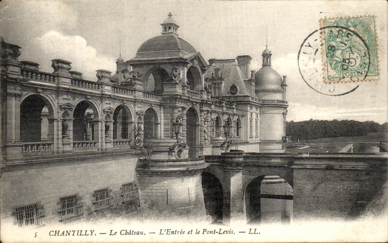 VINTAGE POSTCARD Chantilly the Castle L entered and the bridge levis