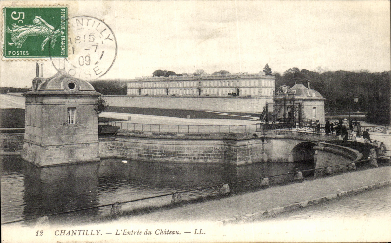 VINTAGE POSTCARD Chantilly L Entrce of the Castle