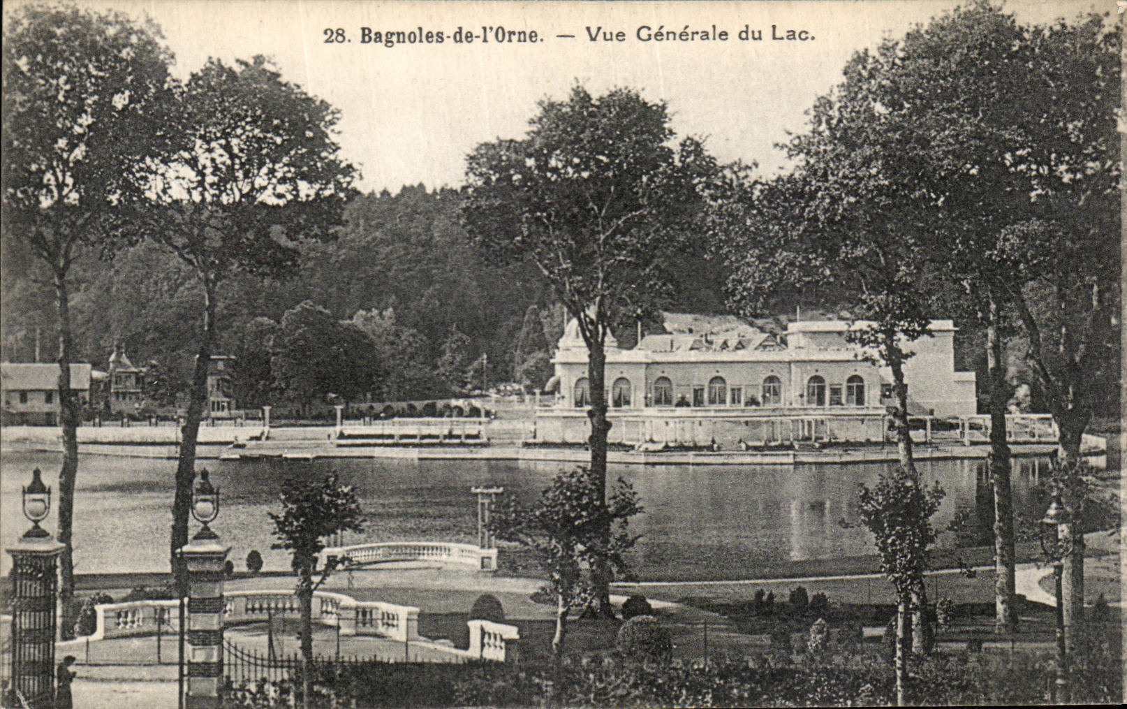 CPA Bagnoles De l Orne Vue Generale et le lac