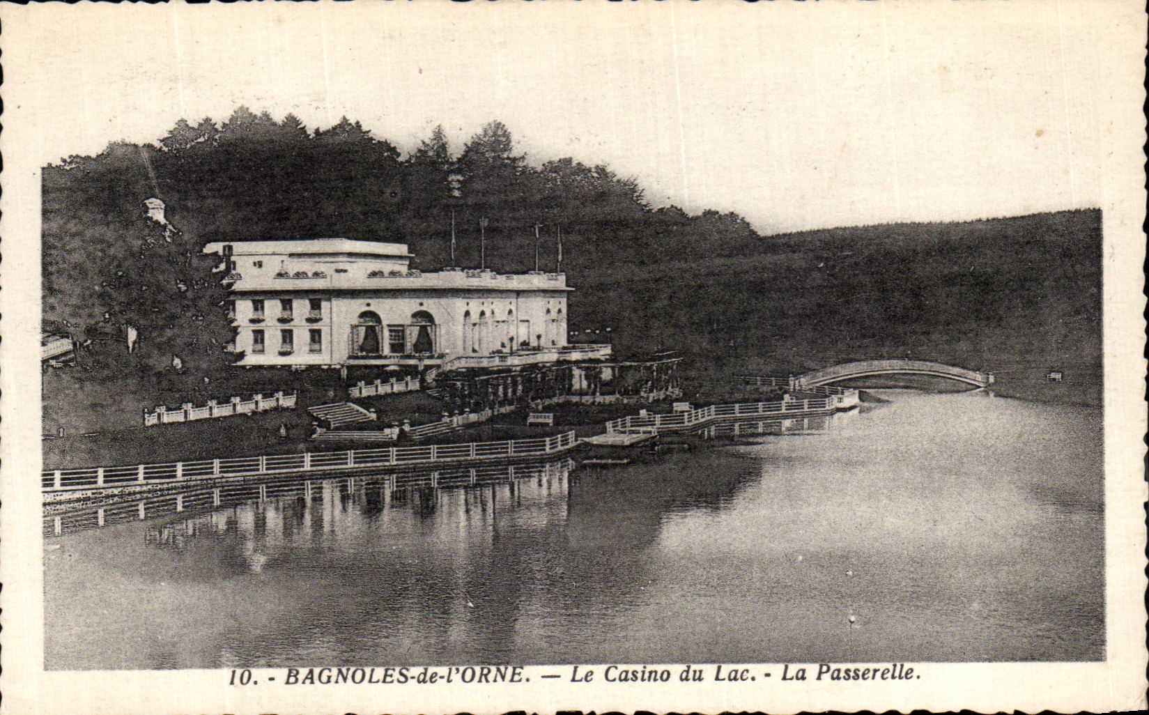 CPA Bagnoles de l Orne Le Casino du lac La passerelle