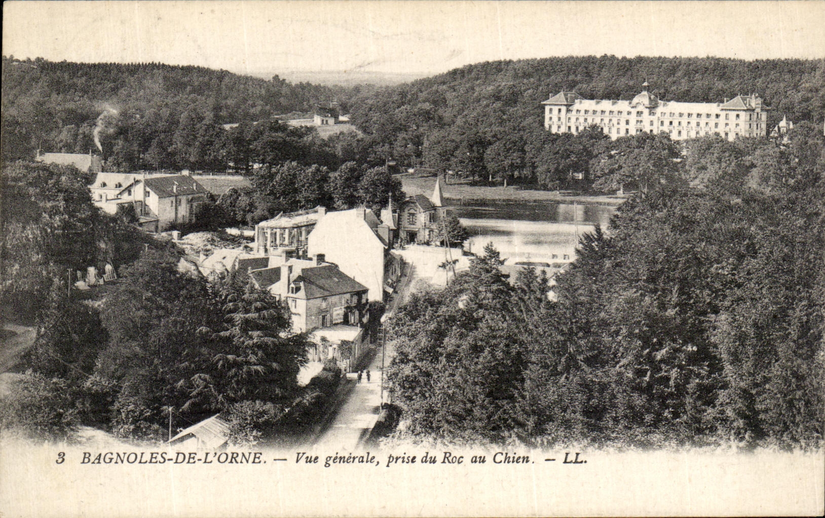 CPA Bagnoles de l Orne Vue generale prise du roc au chien