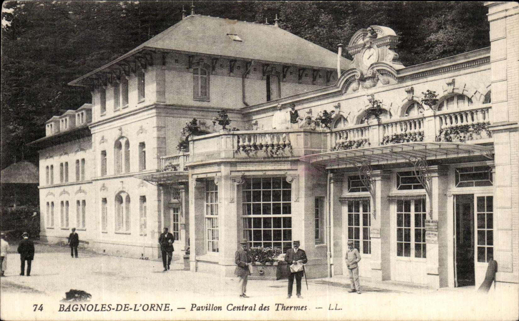 La POSTAL de la VENDIMIA Bagnoles de L adorna la casa central de los banos termales