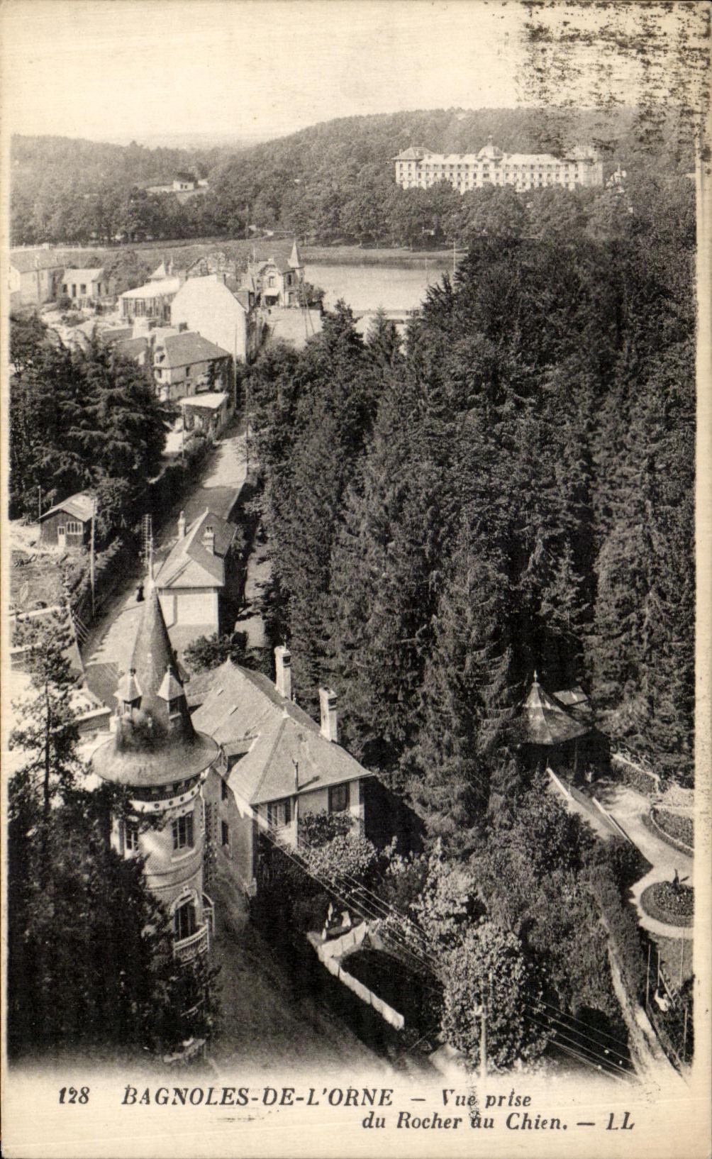 CPA Bagnoles de l Orne Vue Prise du rocher du chien