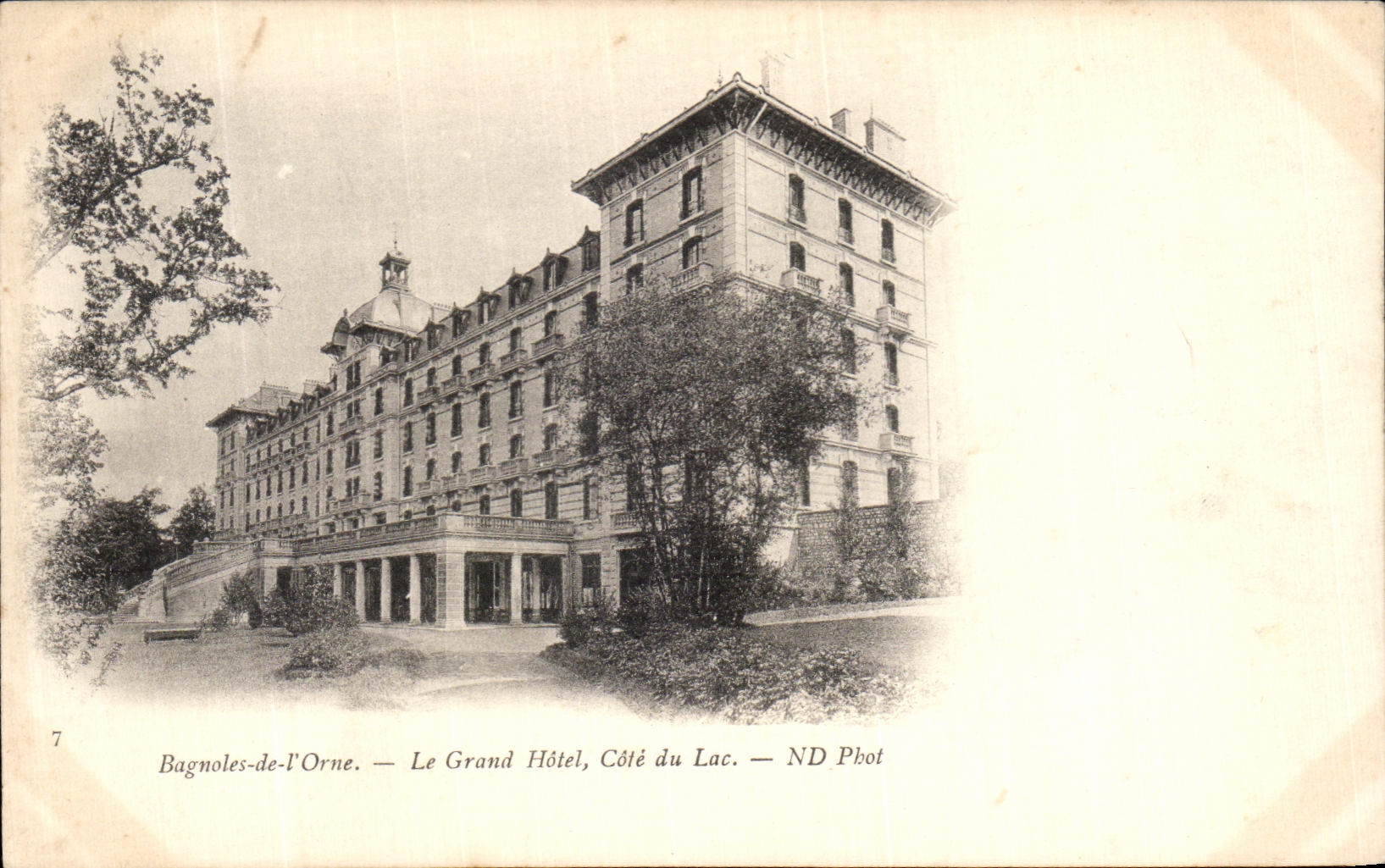 CPA Bagnoles de l Orne Le Grand Hotel Cote du lac